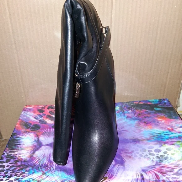 Black Leather Chain-Embellished Women's Boots BrandNew - Picture 3 of 3